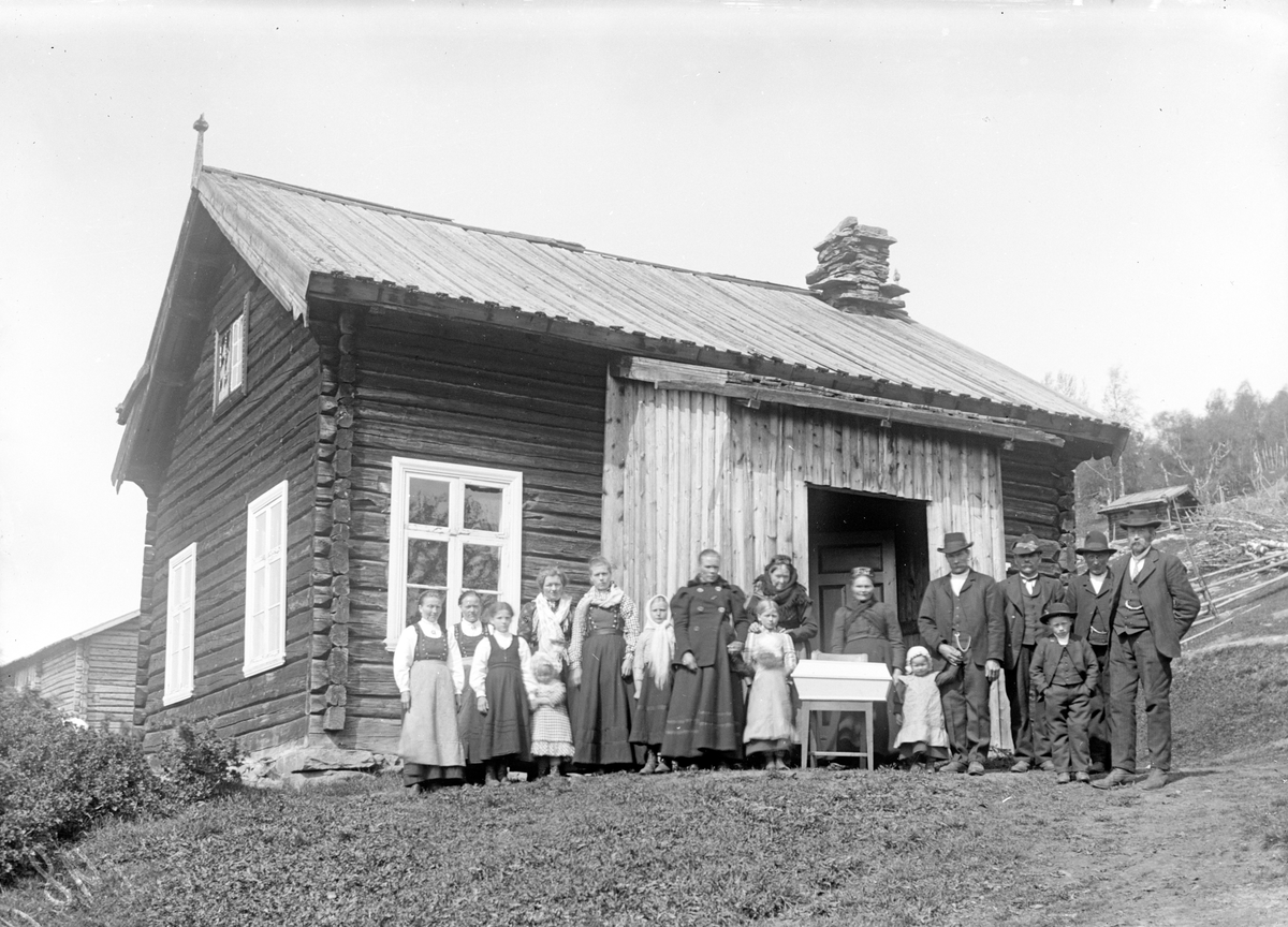 Bilde viser begravels av ukjent barn.

Fotosamling etter Øystein O. Jonsjords (1895-1968), Tinn.