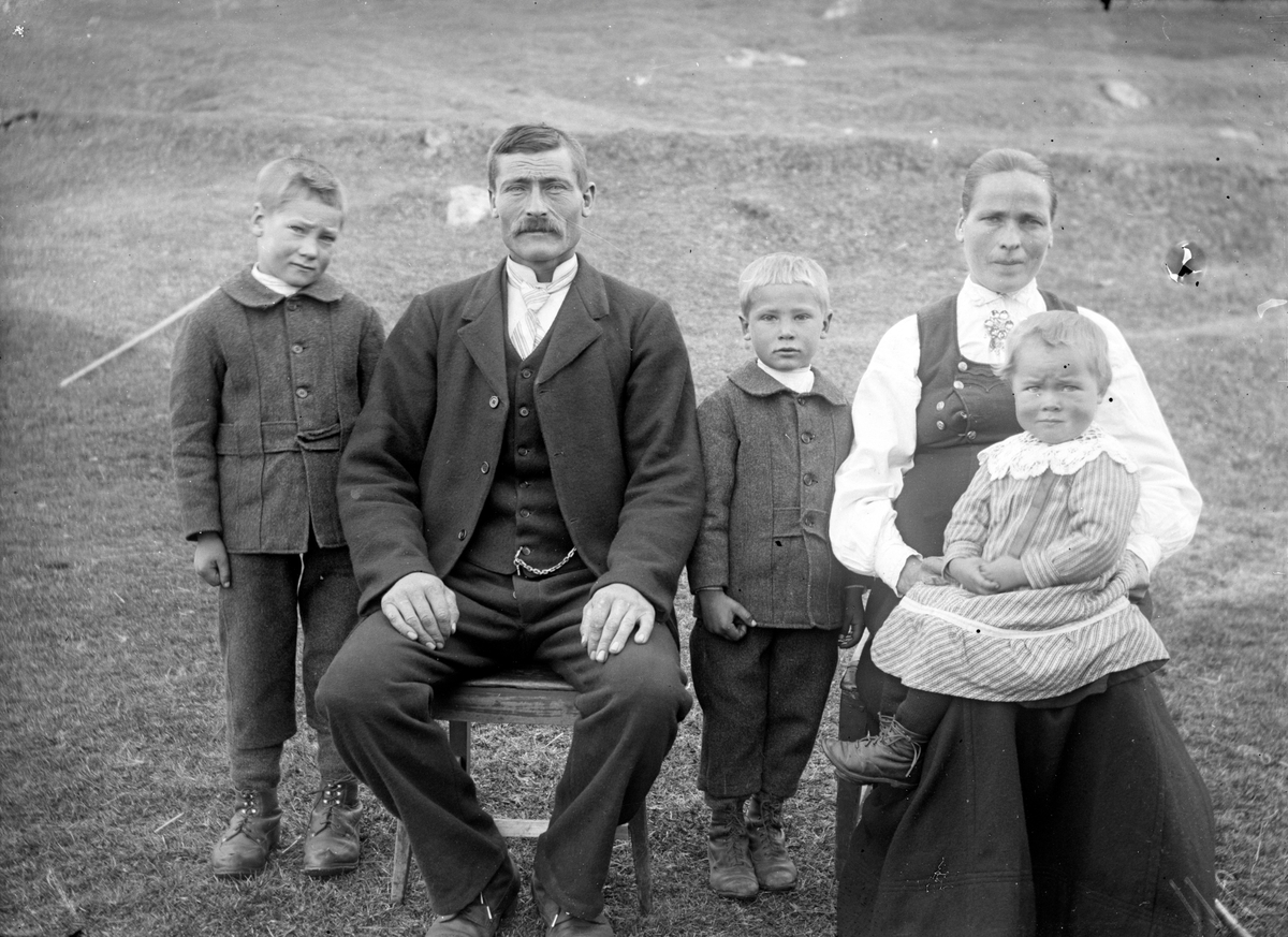 Bilde viser portrett av familien Halvor og Liv Riggenholt, med Halvor 
Øystein og Aslaug gift Dale

Fotosamling etter Øystein O. Jonsjords (1895-1968), Tinn.