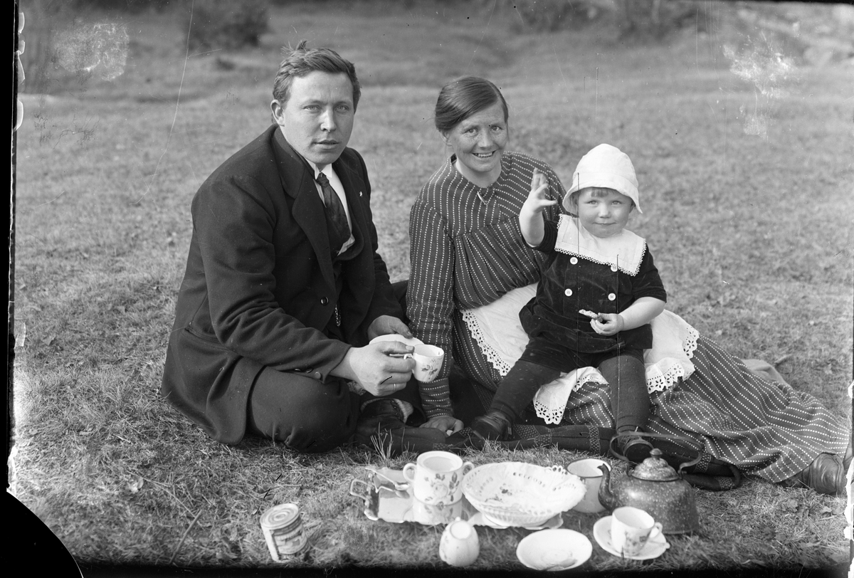 Fotosamling etter Øystein O. Jonsjords (1895-1968), Tinn. 

Bilde viser portrett av ekteparet Anne f. Farsjø, og Andreas Aarli med barnet Torgny.  Bildet tatt i 1919