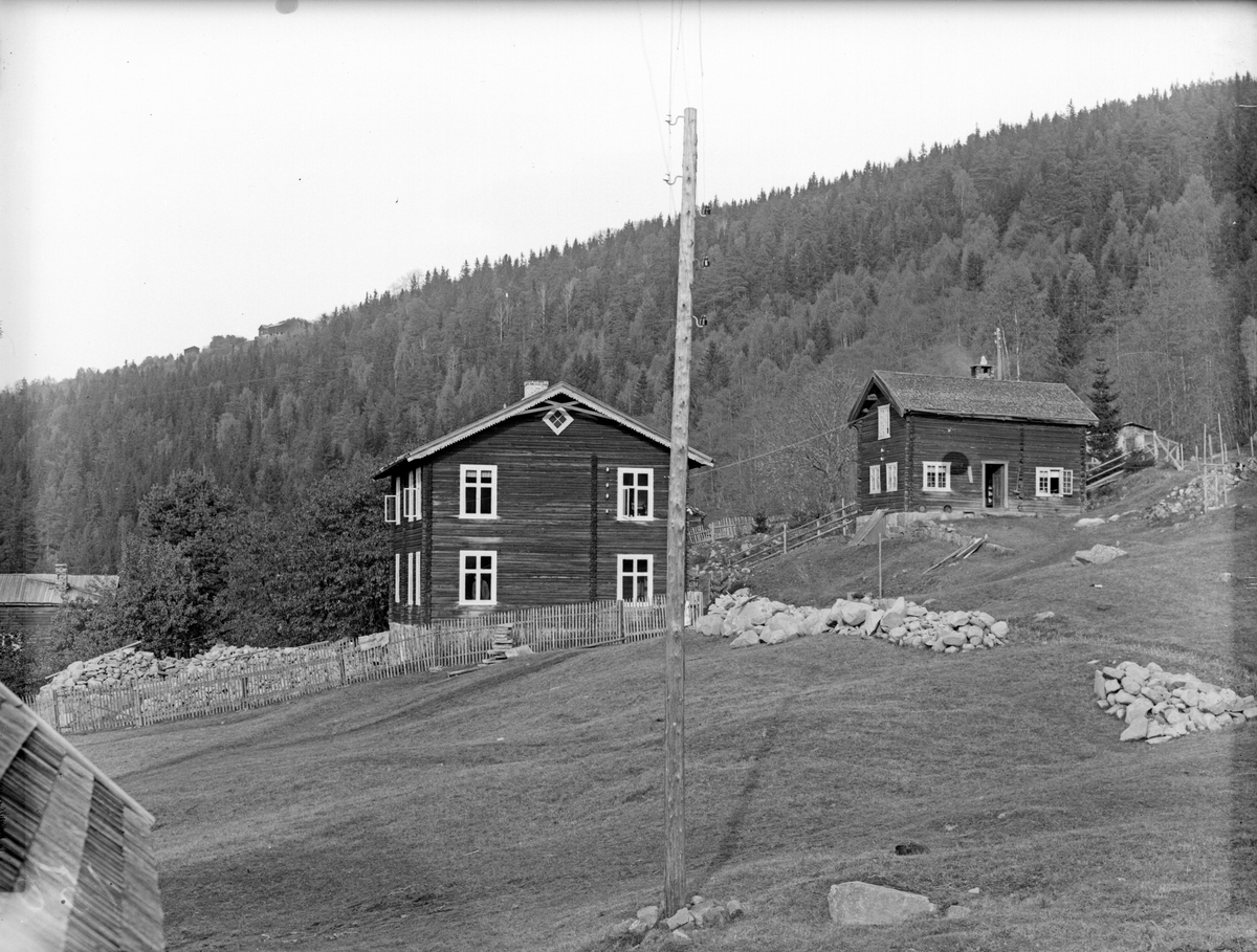 Bilde viser ukjent gård

Fotosamling etter Øystein O. Jonsjords (1895-1968), Tinn.