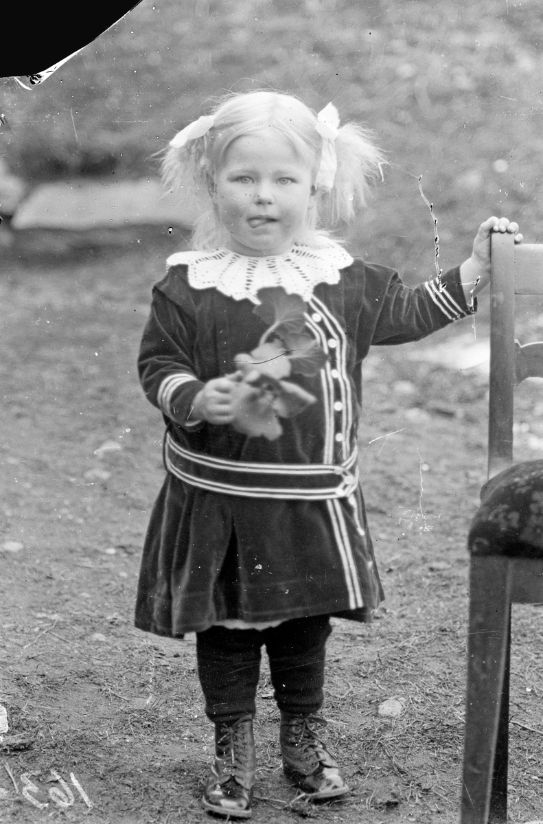 Bilde viser portrett av lita jente

Fotosamling etter Øystein O. Jonsjords (1895-1968), Tinn.