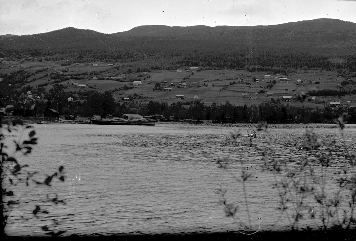 Bilde viser panorama nedre Austbygda

Fotosamling etter Øystein O. Jonsjords (1895-1968), Tinn.