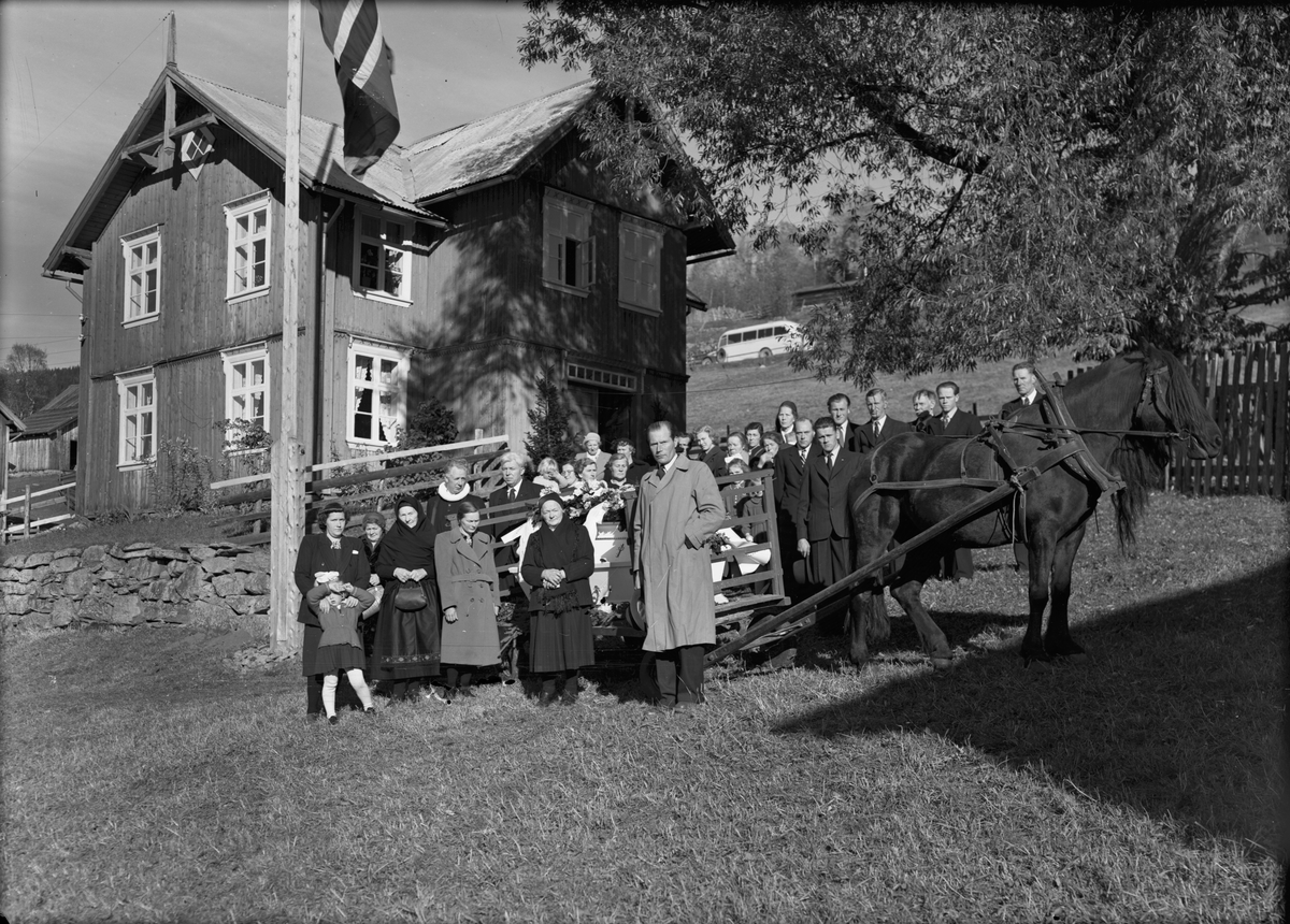 Bilde viser gravferden etter Gro T.Tolfsjord 1951

Fotosamling etter Øystein O. Jonsjords (1895-1968), Tinn.