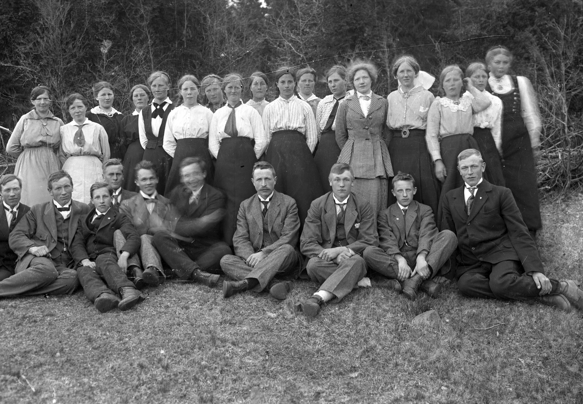 Bilde viser gruppebilde av ungdommer. Kan være ungdomslaget

Fotosamling etter Øystein O. Jonsjords (1895-1968), Tinn.