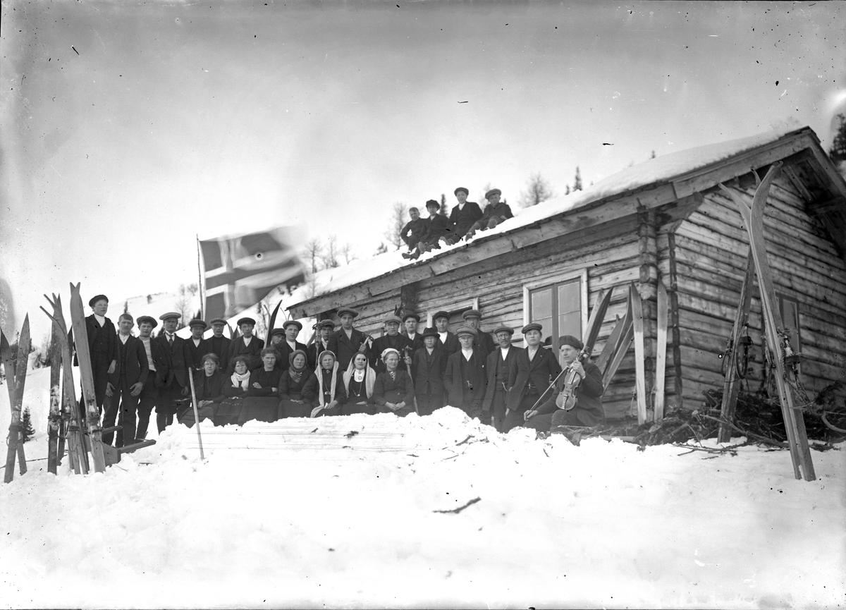 Bilde viser gruppebilde av ungdomslaget på skitur.

Fotosamling etter Øystein O. Jonsjords (1895-1968), Tinn.