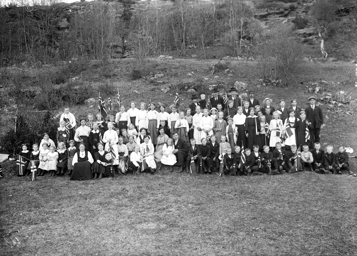 Bilde viser 17. mai på Haukom 1918

Fotosamling etter Øystein O. Jonsjords (1895-1968), Tinn.
