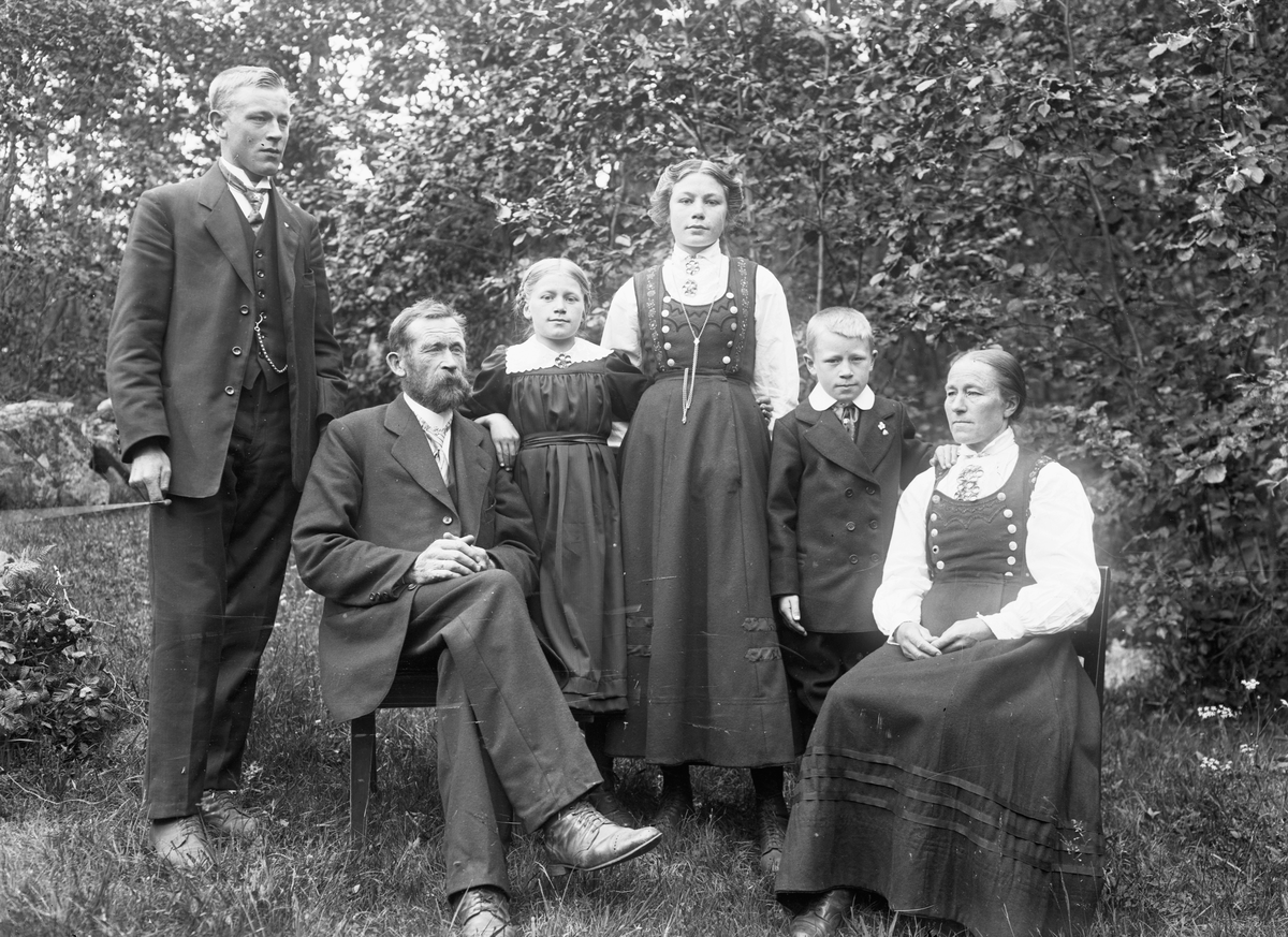 Bilde viser familien O. Ø.Jonsjord. Mor og datter i tinndrakt

Fra venstre: Øystein, Ole, Guro, Aagot, Lars og Ragnhild Jonsjord 

Fotosamling etter Øystein O. Jonsjords (1895-1968), Tinn.