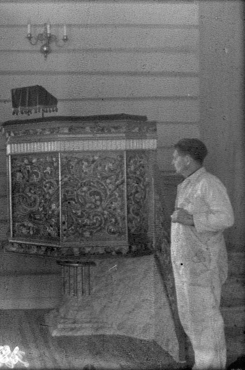 Bilde viser interiør i Atrå kirke, prekestol med rosemaleren Øystein Orekås, og galleriet i kirken.

Fotosamling etter Øystein O. Jonsjords (1895-1968), Tinn