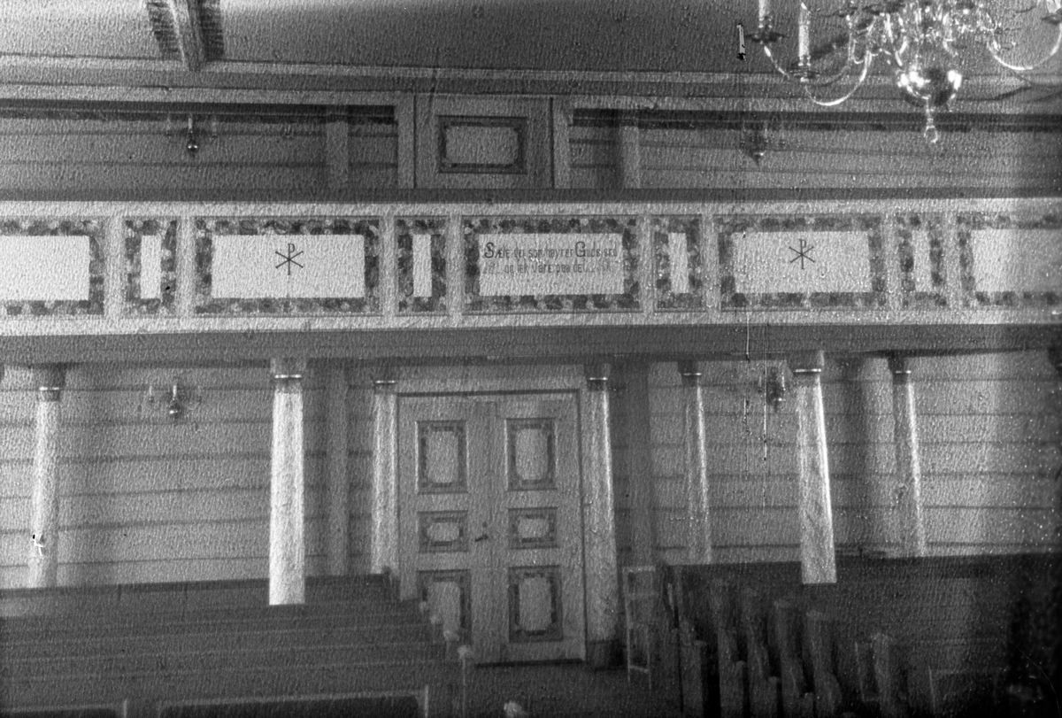 Bilde viser interiør i Atrå kirke, prekestol med rosemaleren Øystein Orekås, og galleriet i kirken.

Fotosamling etter Øystein O. Jonsjords (1895-1968), Tinn