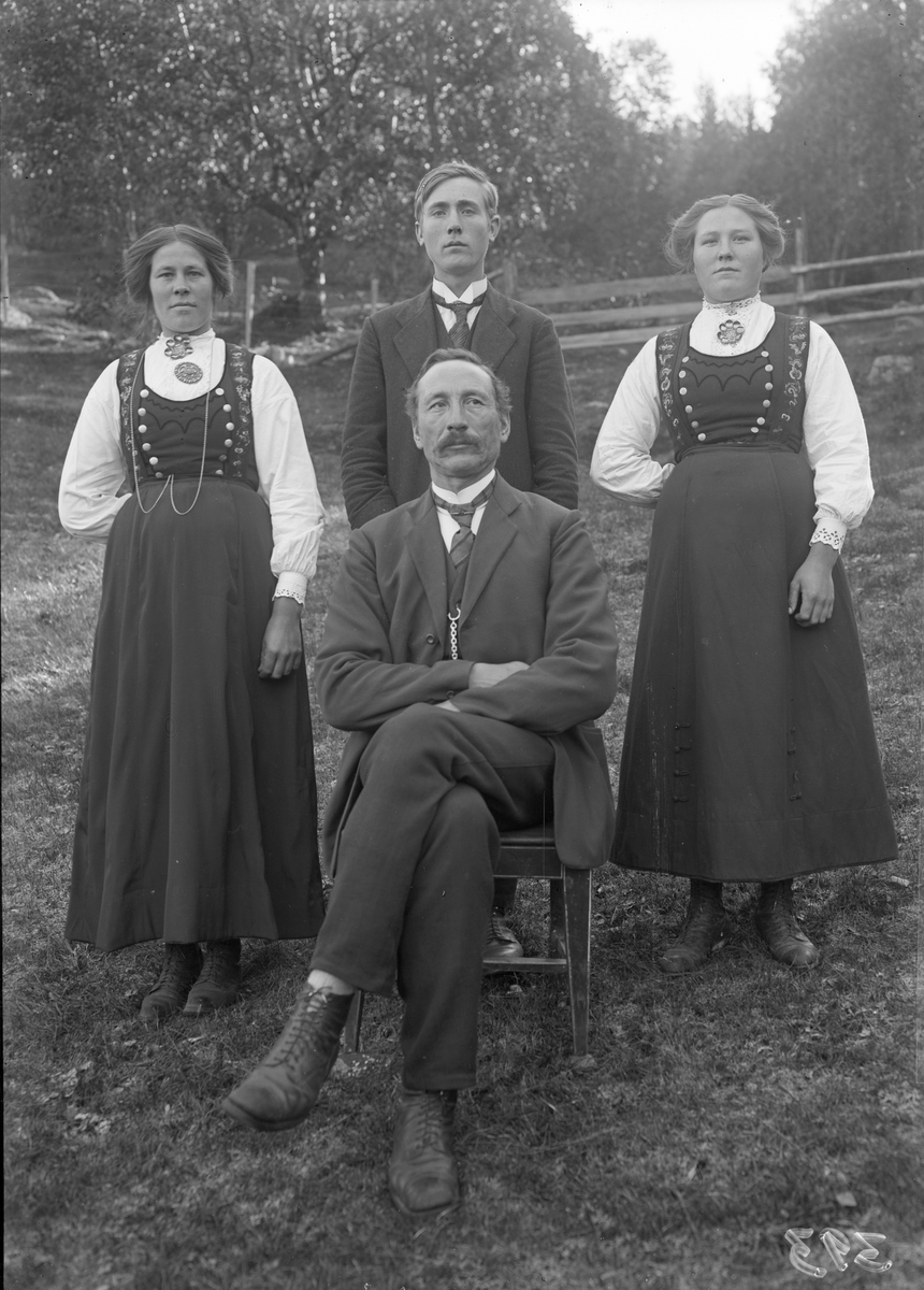 Bilde viser portrett av familiegruppe. Kvinnene har tinndrakt

Fotosamling etter Øystein O. Jonsjords (1895-1968), Tinn