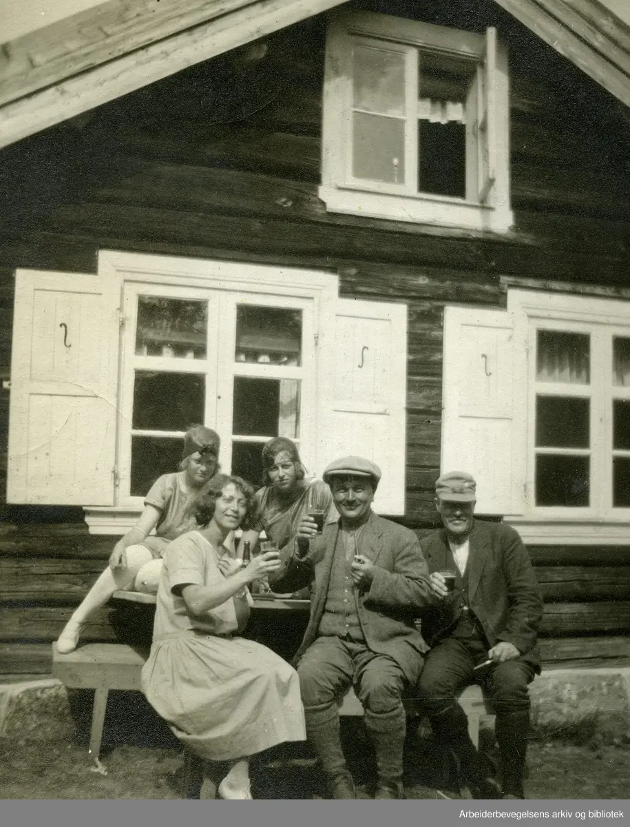 "Frøken Debes, frøken Mikkelsen, fru Friis, Halvard Olsen og Alfred Melgaard". Halvard Olsen (1886-1966). Formann i Norsk Jern- og Metallarbeiderforbund og LO-formann 1925-1934. Medlem av NS under krigen. Udatert..