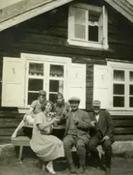 "Frøken Debes, frøken Mikkelsen, fru Friis, Halvard Olsen og