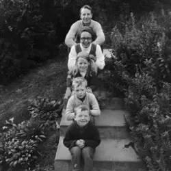 Revyforfatter og skuespiller Bjørn Sand med familie; Unni Be