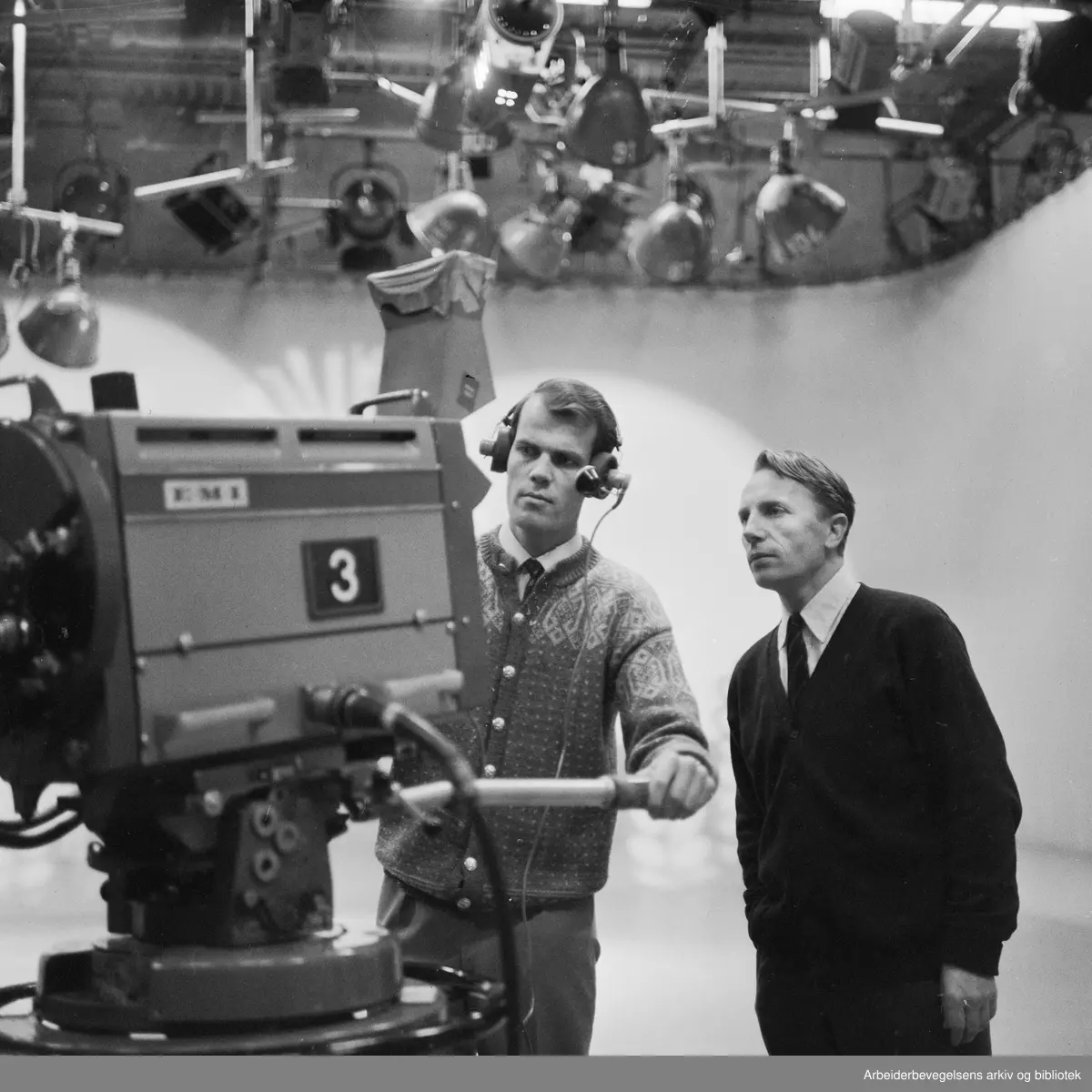 Revyforfatter, skuespiller og tv-produsent Bjørn Sand (th) og ukjent under opptak i studio på Marienlyst. Oktober 1968.