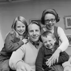 Revyforfatter, skuespiller og tv-produsent Bjørn Sand med fa