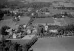 Flygfoto över Folkärna och Folkärna kyrka, Avesta 1958.