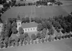 Flygfoto över Folkärna kyrka år 1965.