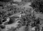 Flygfoto över Garpenbergs herrgård med Skogshögskolan 1967.