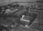 Flygfoto över Grangärde. Grangärde kyrka år 1951. Läs mer om Grangärde kyrka i boken: Dalarnas kyrkor i ord och bild.