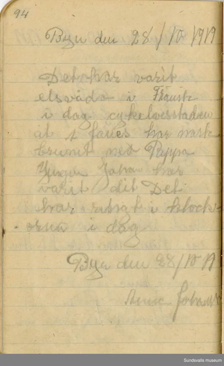 Dagbok. Anna Johansson (1903-1974)

Anna Johansson föddes på en bondgård i Byn, Torp. Anna arbetade som hushållerska, först hos sina föräldrar och senare hos syskon. Hon tillhörde Torp-Stöde missionsförsamling. 
Anteckningarna, skrivna mellan 1919-1920, handlar bland annat om biobesök, samvaro med vänner och arbete hemma på gården. Flera visor är också nedtecknade i boken.

För komplett dagbok se länkade filer