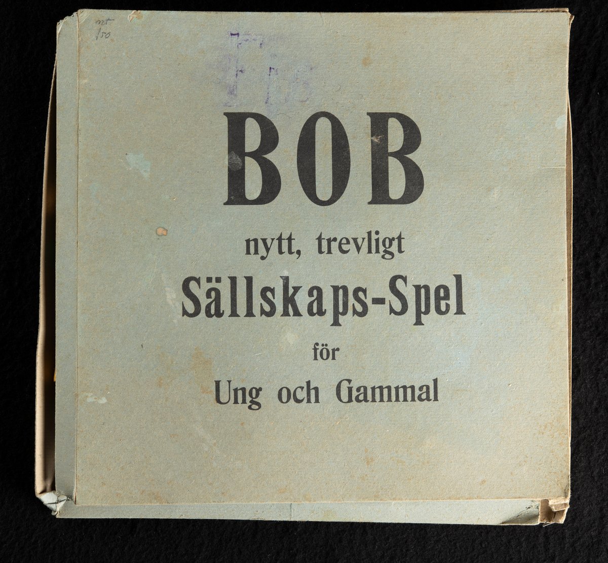 Spel i originalförpackning av papp, med spelplan, instruktioner, tärning och spelpjäser. En spelpjäs saknas. Förpackningen är en kvadratisk, platt ask i ljusgrön, bleknad färg med text på framsidan. Spelplanen är formad som ett kors, bestående av tre rader med prickar för spelpjäsernas placering, i fyra olika färger. I varsitt hörn är spelarnas "bo" markerat, där deltagarna startar, vart och ett i varsin färg; rött, blått, gult och grönt.