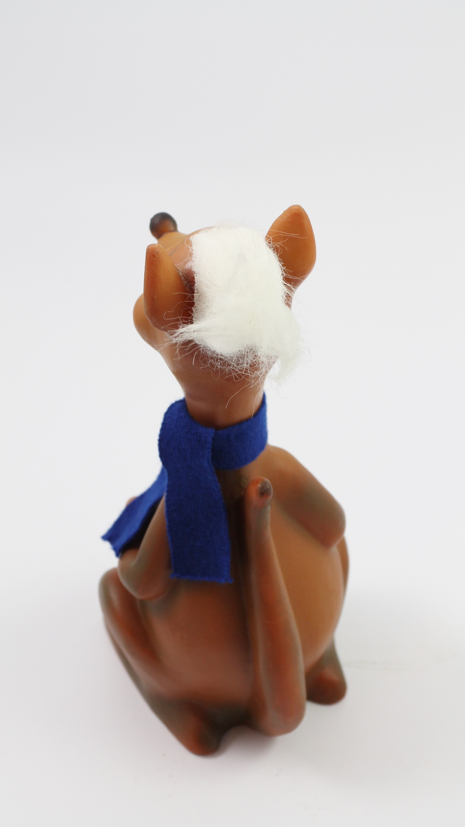 Sparebøsser i form av to plast figurerer og en glassbeholder. En kenguru med blått skjerf og hvitt hår, en dresskledt figur med gule hender, gult stort rundt hode og blått bakhode, en rektangulær glassbeholder med skrånede hjørner og metallokk.