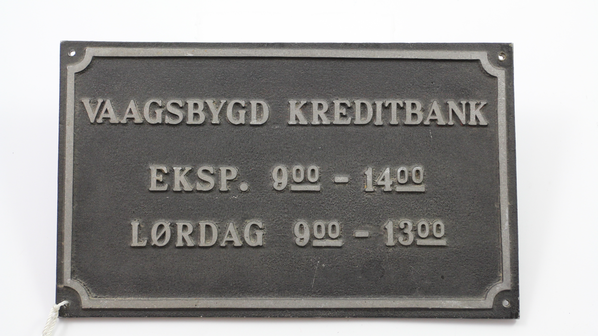 Skilt som informerer om åpningstider.