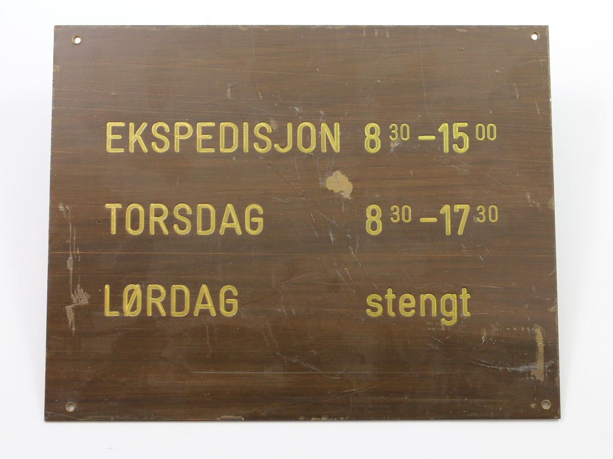 Skilt som informerer om åpningstider.