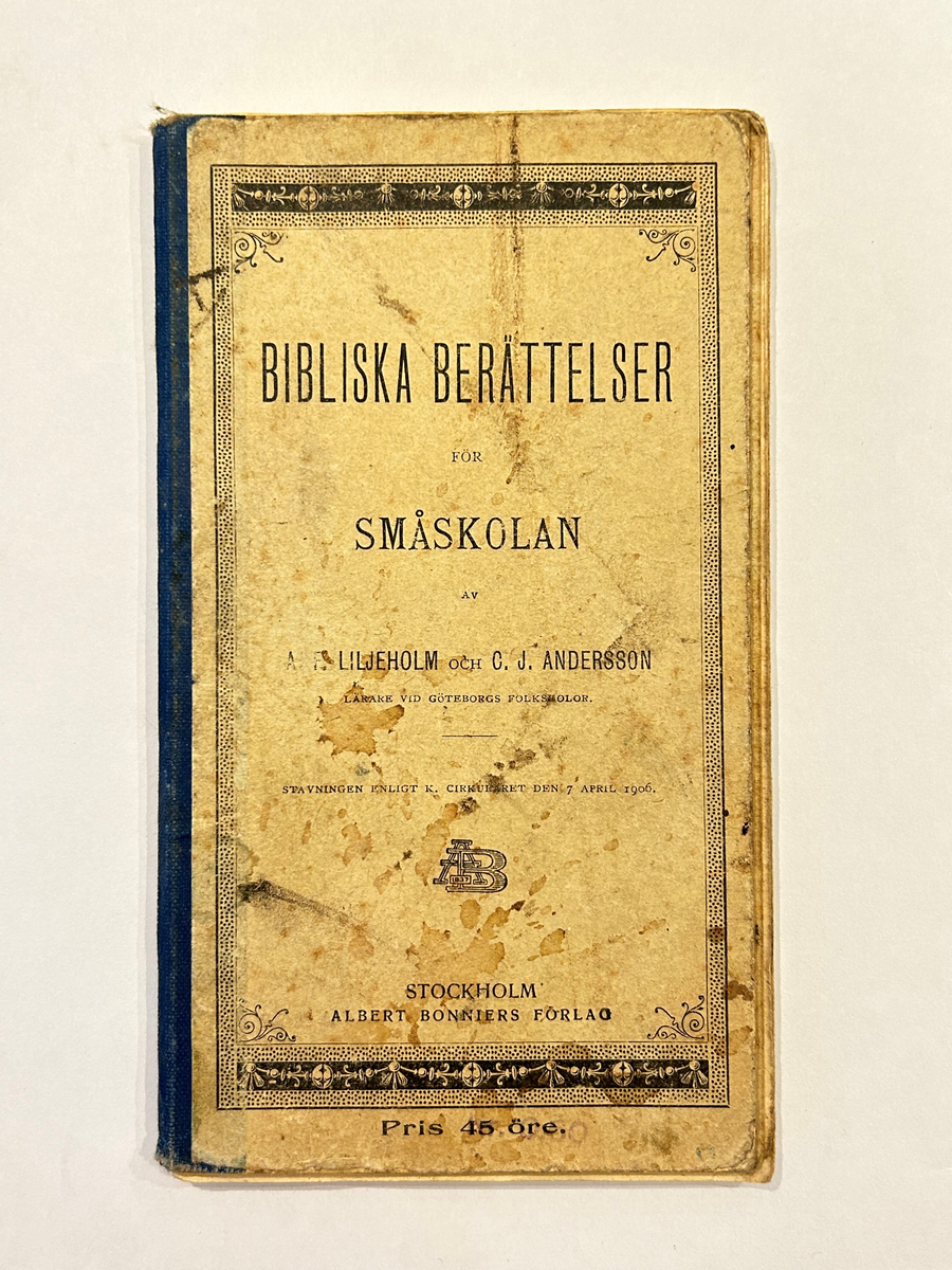 Läsebok för ämnet kristendom med häftat, jämnskuret klotryggband på totalt 36 sidor. Omslaget är tryckt i blå färg med titel och förlagsuppgifter, samt utsirad kantbård. Ryggklotet i mörkt blå färg, med synlig, naturfärgad häfttråd. Boken är något sliten i rygg och i hörnen framtill. På baksidan är listat titlar hos förlaget för folkskolor och småskolor i olika ämnen. Inuti finns ett flertal pressade blomblad, samt rester av ett metallpapper, nu i smulor.