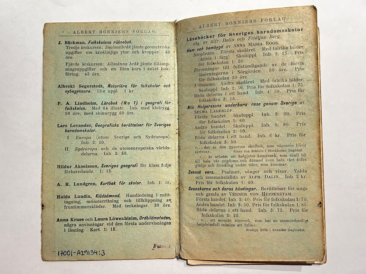 Läsebok för ämnet kristendom med häftat, jämnskuret klotryggband på totalt 36 sidor. Omslaget är tryckt i blå färg med titel och förlagsuppgifter, samt utsirad kantbård. Ryggklotet i mörkt blå färg, med synlig, naturfärgad häfttråd. Boken är något sliten i rygg och i hörnen framtill. På baksidan är listat titlar hos förlaget för folkskolor och småskolor i olika ämnen. Inuti finns ett flertal pressade blomblad, samt rester av ett metallpapper, nu i smulor.