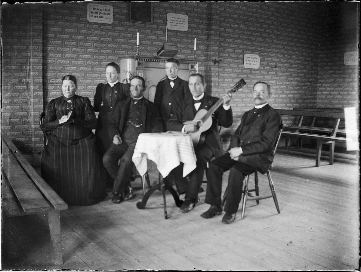 Grupporträtt Musiker Gitarr Musikinstrument Frikyrka Frikyrkointeriör