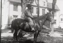 En man på ridhäst framför herrgård, Funbo, Uppland