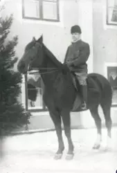 En man på ridhäst vid Hallkveds herrgård, Uppland