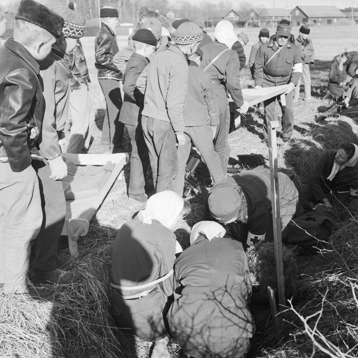 Civilförsvarsdag i Danmark, rödakorsare i flitig verksamhet ute på fältet, Uppland 1959