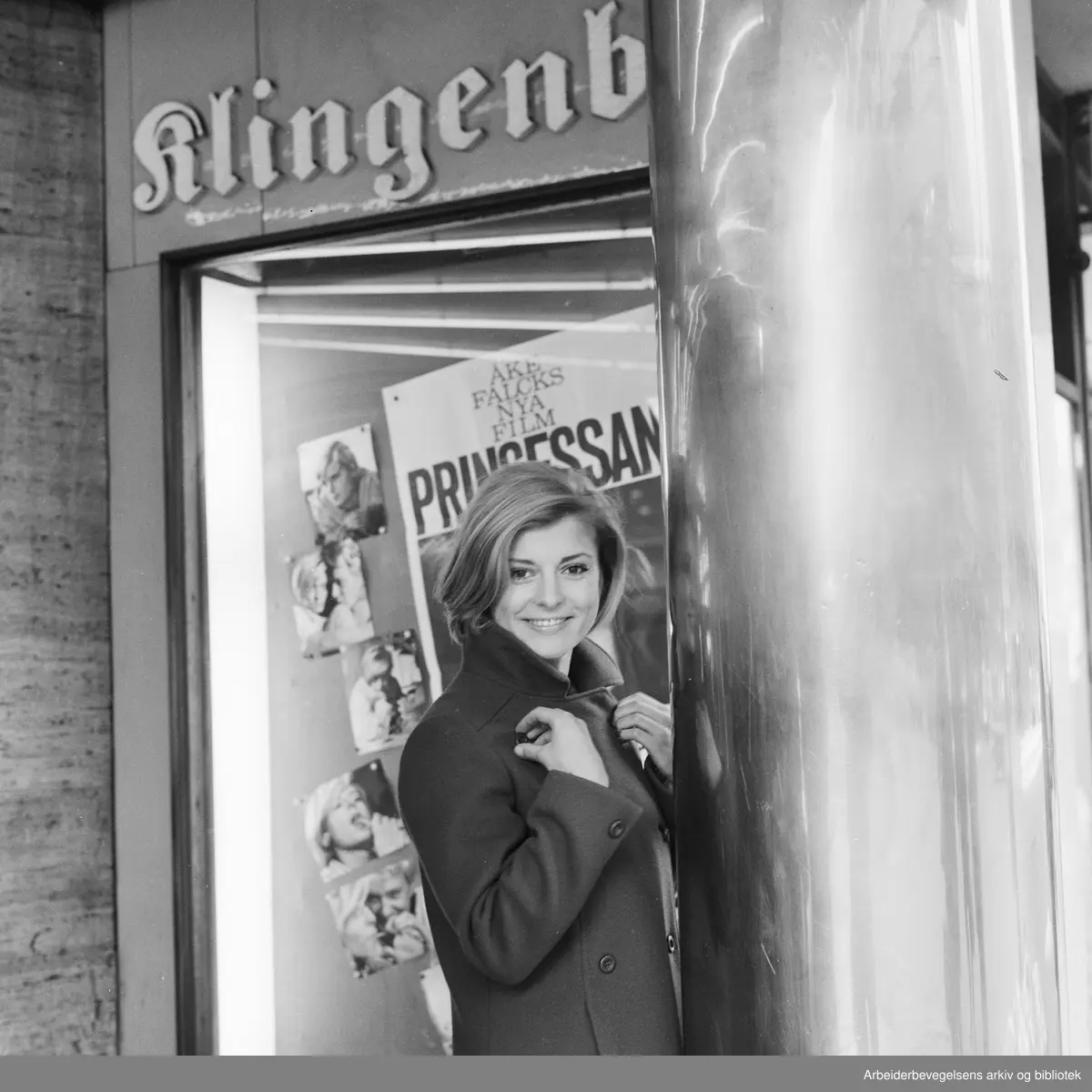 Grynet Molvig ved inngangen til Klingenberg kino før premieren på Åke Falcks dramafilm "Prinsessan". Februar 1967.