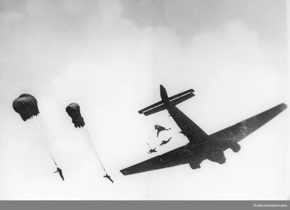 Fallskjermslipp av tyske soldater i områdene omkring Dombås i april 1940. Eit par av bilete viser Scmidts tropp som hopper ut ved Lie litt sør for Dombås og landa i området ved Hågåvollen. Eit bilete viser ein soldat som landa i området ved Fokstugu.