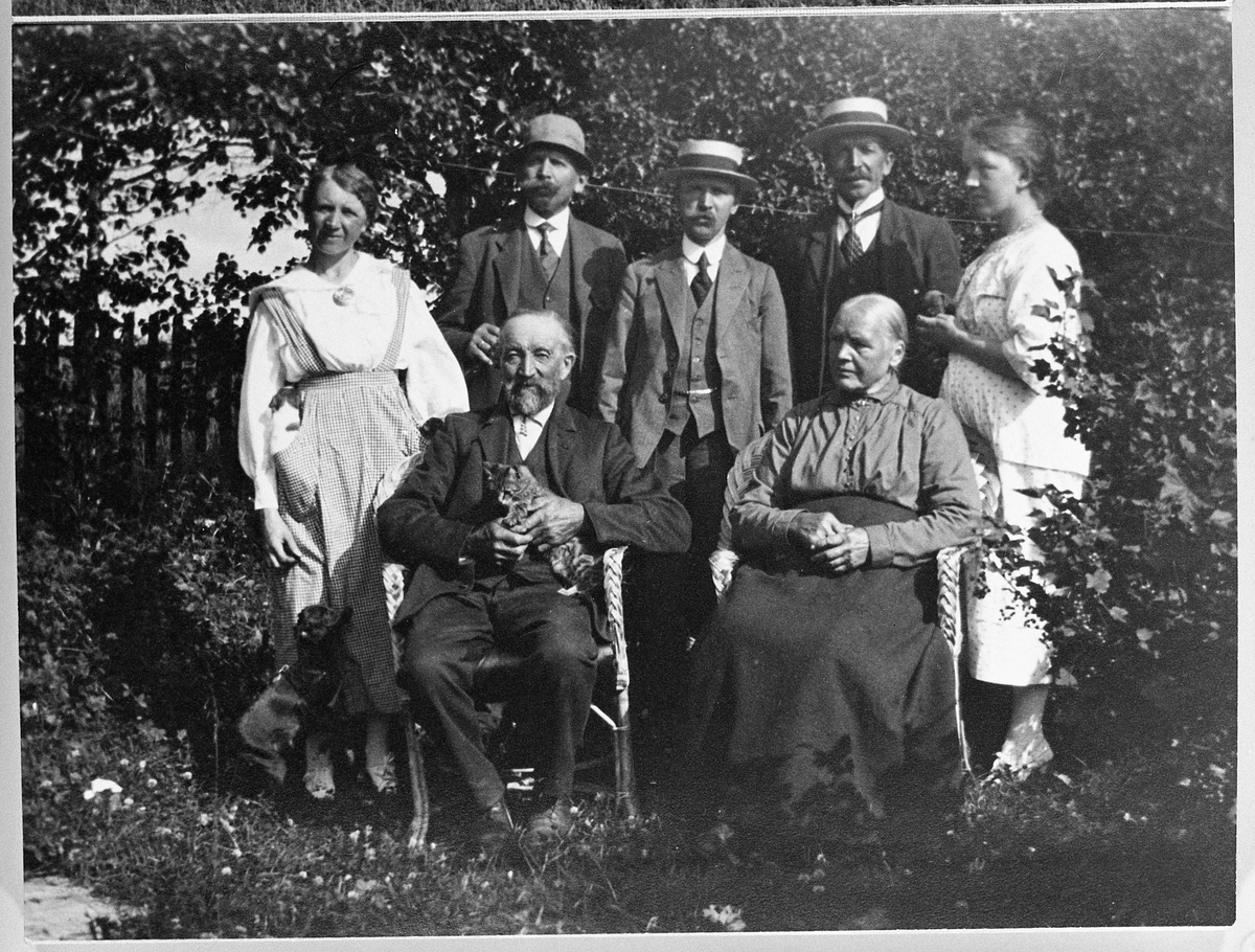 Marie, Johannes, Gustav, Mathias, Bernhard, Andrine og Anna Skinderviken.
De er fotografert i hagen.