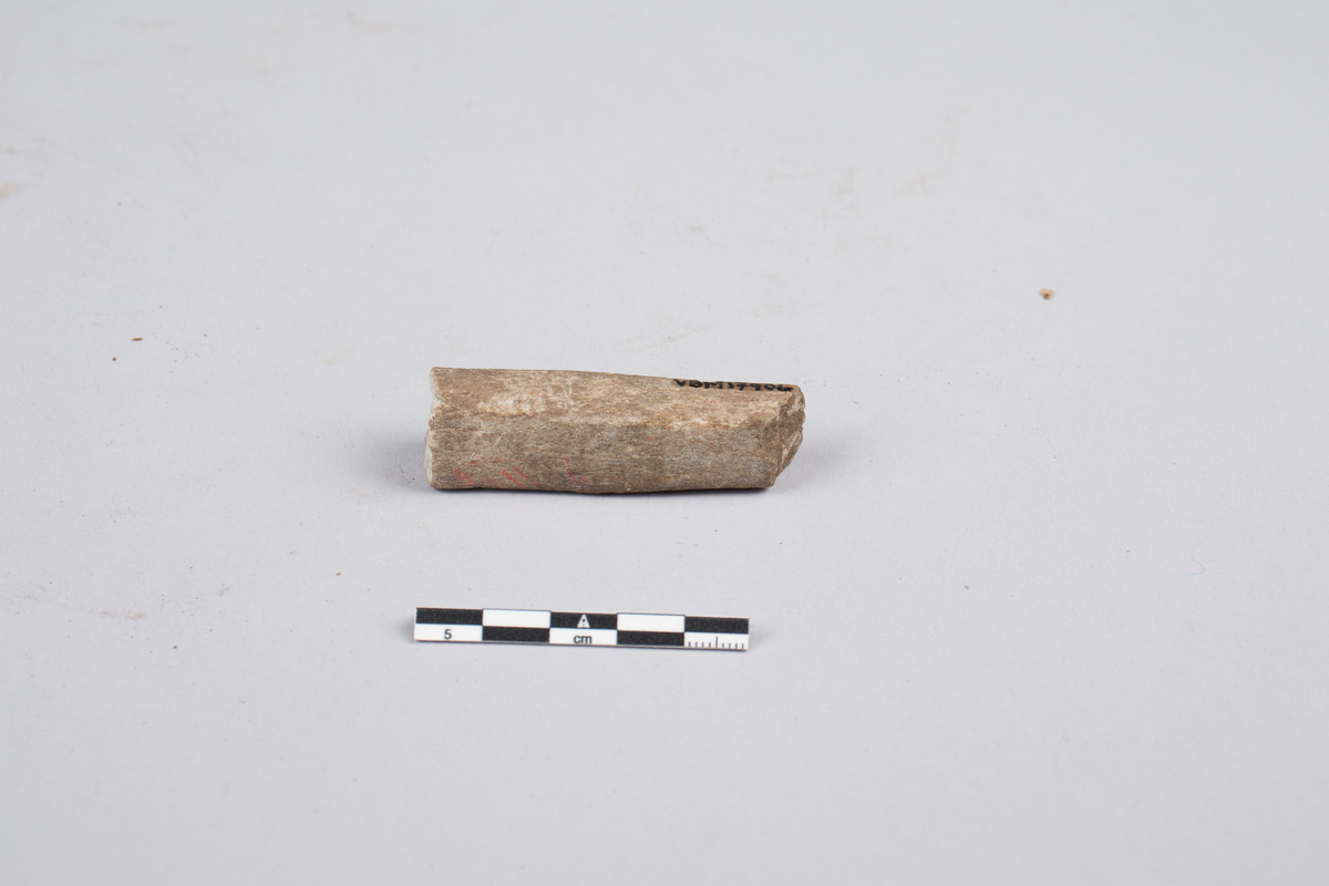 Bryne eller hein til sliping av redskaper. Brukket opp i flere deler. Kun to av delene inngår i samlingen. Resten er tapt. Firkantet tversnitt, bredere i ene enden.