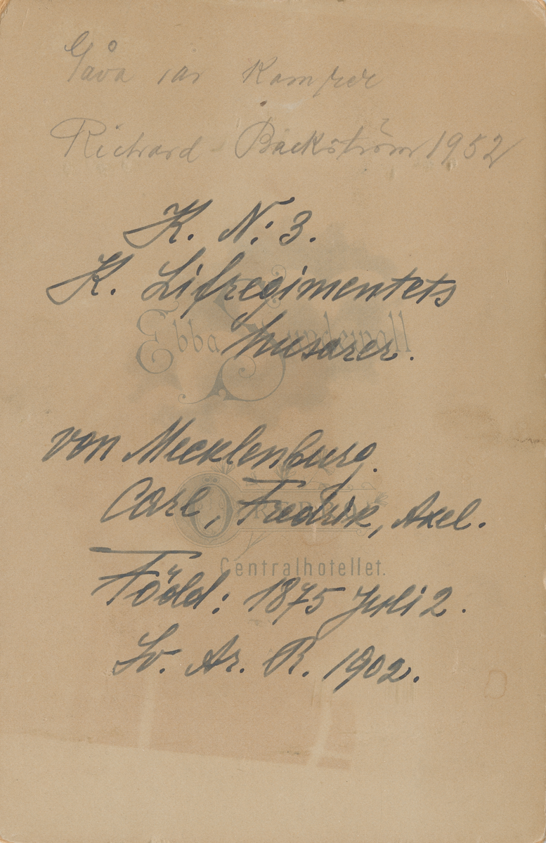 Porträtt av Carl Fredrik Axel von Mecklenburg, underlöjtnant vid Livregementets husarer.