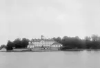 Sturefors slott från sjösidan. Foto från det sena 1890-talet.