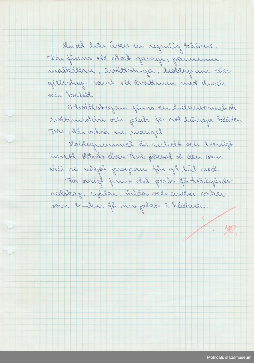 "Mitt hem" är en arbetsuppgift för hemkunskapen. Tillverkaren/ägaren gick i flickskola och ägnade mycket tid åt att skriva, måla, klippa, klistra och sammanställa häftet på bästa sätt.

"Norge är en arbetsuppgift i ämnet geografi, att utförligt skriva om ett europeiskt land. Även här är texten förstärkt med bilder. 

Givaren/tillverkaren älskade att göra denna typ av arbetsuppgifter. Leta bilder samla fakta och sammanställa allt estetiskt och mycket noggrannt. i båda häftena finns många personliga inslag och stor påverkan av tidsandan under 1960-talet.