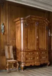 Interiör med skåp fanerat med valnöt, tillverkat 1754 som mä