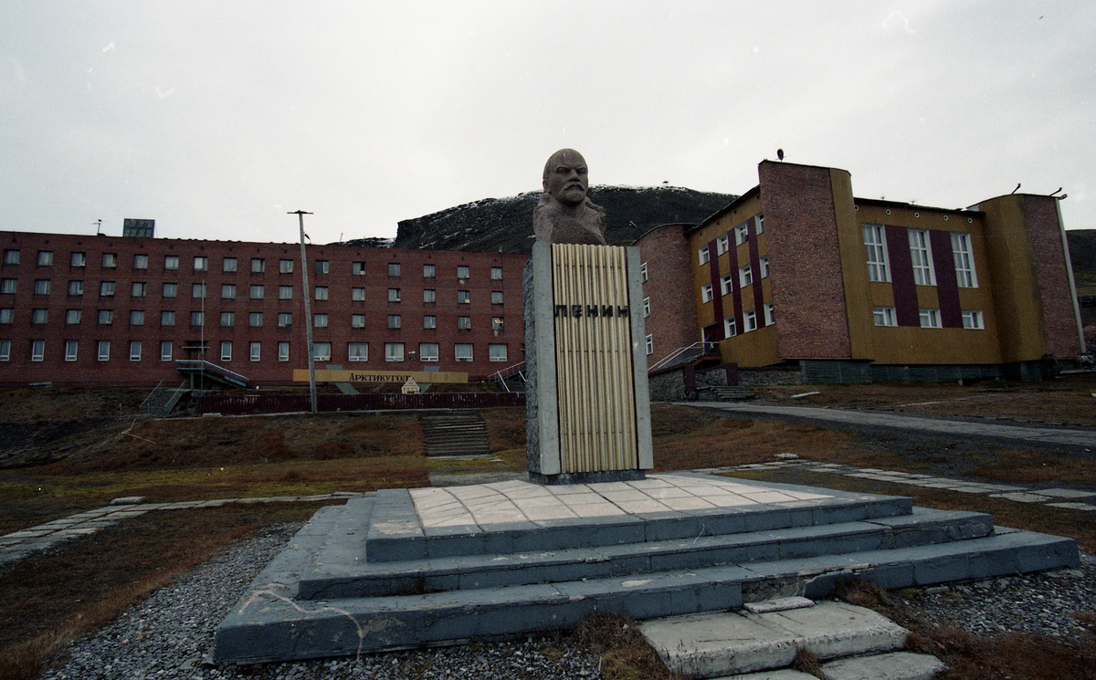 Lenin-statuen/bysten. Bilder fra Barentsburg, brukt av Svalbardposten.