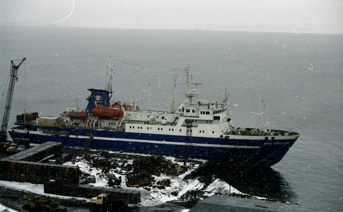 Anna Akhmatova. 

Fra artikkel i Svalbardposten nr. 20 og 29 om fotshoot i Barentsburg for merket "Oda of Norway". Noen av klærne ble produsert av Barents tekstil som ble opprettet i Barentsburg i 1992.