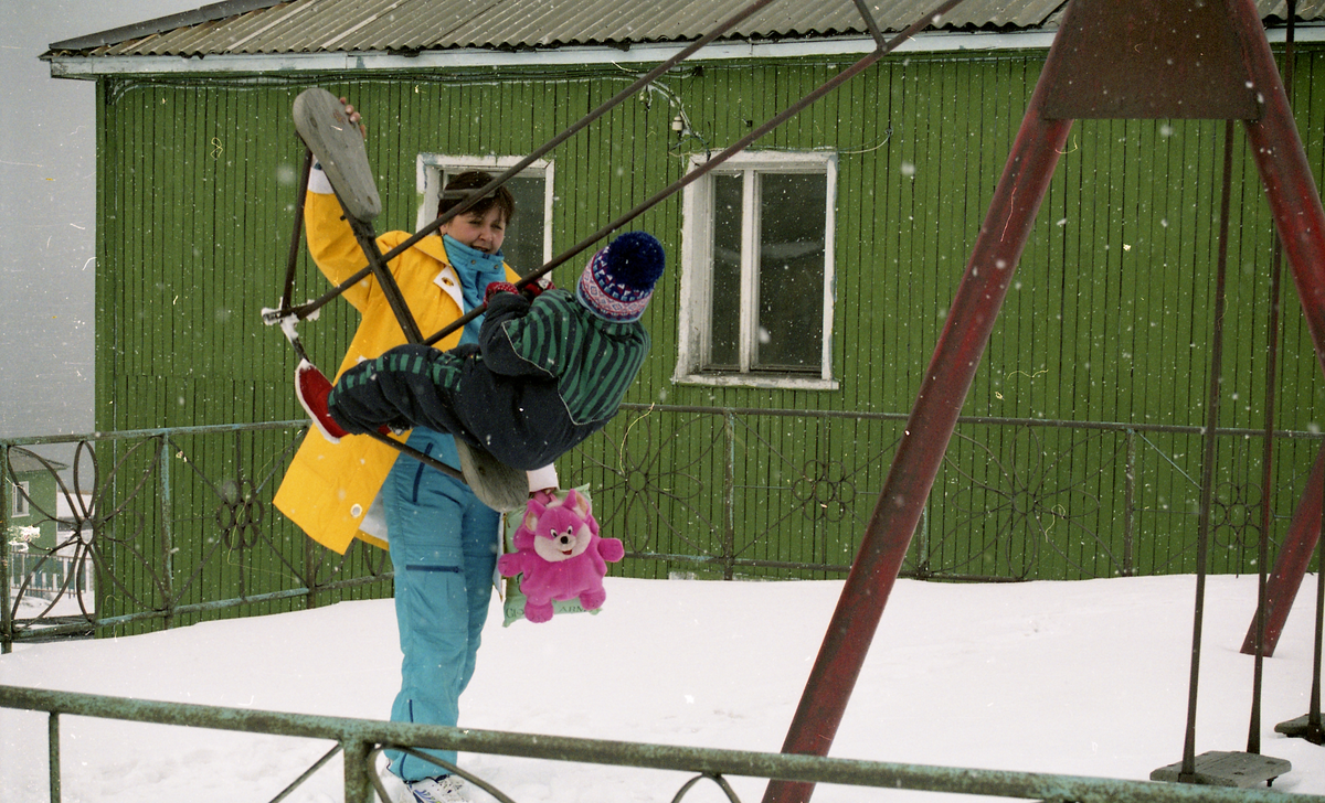 Fra artikkel i Svalbardposten nr. 20 og 29 om fotshoot i Barentsburg for merket "Oda of Norway". Noen av klærne ble produsert av Barents tekstil som ble opprettet i Barentsburg i 1992.