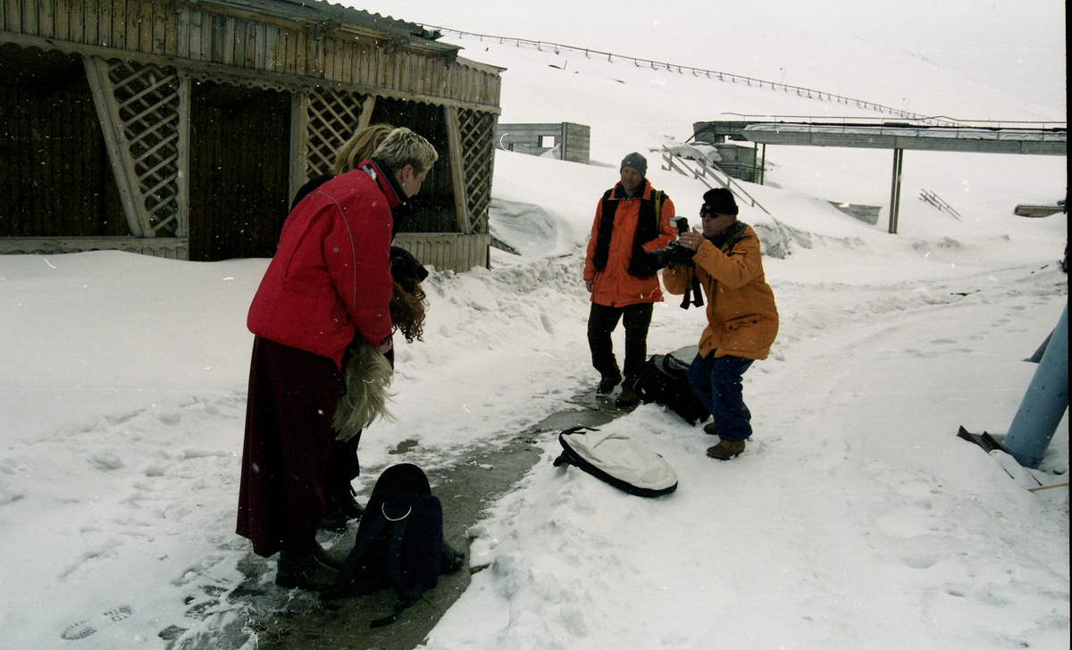 Fra artikkel i Svalbardposten nr. 20 og 29 om fotshoot i Barentsburg for merket "Oda of Norway". Noen av klærne ble produsert av Barents tekstil som ble opprettet i Barentsburg i 1992.