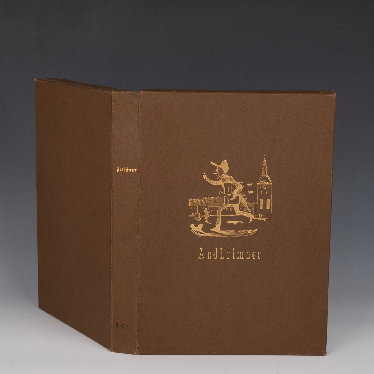 Komplett innbundet eksemplar av tidsskriftet Andhrimner/Manden. 

Fra protokollen: 
"Andhrimner" ("Manden"). Første Kvartal. Chr.a. 1851. 2 bl.+nr. 1-13 à 4 bl., 208 sp. - F. 4. 
"Andhrimner" ("Manden"). Andet Kvartal. Chr.a. 1851. 2 bl.+nr. 1-13 à 4 bl., 208 sp. - F. 4.
"Andhrimner" ("Manden"). Tredie Kvartal. Chr.a. 1851. 2 bl.+nr. 1-13 à 4 bl., 208 sp. - F. 4.  
Komplett bibliofil-exemplar i heilskinnsband (av bokb. R. Næss), komponera med vigneter av "Manden" paa utsida av fyrste perm (og paa loket av den papkapslen boki ligg i, laga einslestes), baade band og kapsel i brunt (kapslen i gulbrunt). (R. Berge)