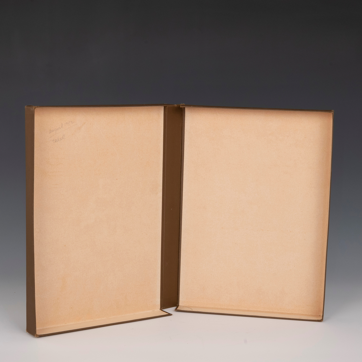 Komplett innbundet eksemplar av tidsskriftet Andhrimner/Manden. 

Fra protokollen: 
"Andhrimner" ("Manden"). Første Kvartal. Chr.a. 1851. 2 bl.+nr. 1-13 à 4 bl., 208 sp. - F. 4. 
"Andhrimner" ("Manden"). Andet Kvartal. Chr.a. 1851. 2 bl.+nr. 1-13 à 4 bl., 208 sp. - F. 4.
"Andhrimner" ("Manden"). Tredie Kvartal. Chr.a. 1851. 2 bl.+nr. 1-13 à 4 bl., 208 sp. - F. 4.  
Komplett bibliofil-exemplar i heilskinnsband (av bokb. R. Næss), komponera med vigneter av "Manden" paa utsida av fyrste perm (og paa loket av den papkapslen boki ligg i, laga einslestes), baade band og kapsel i brunt (kapslen i gulbrunt). (R. Berge)