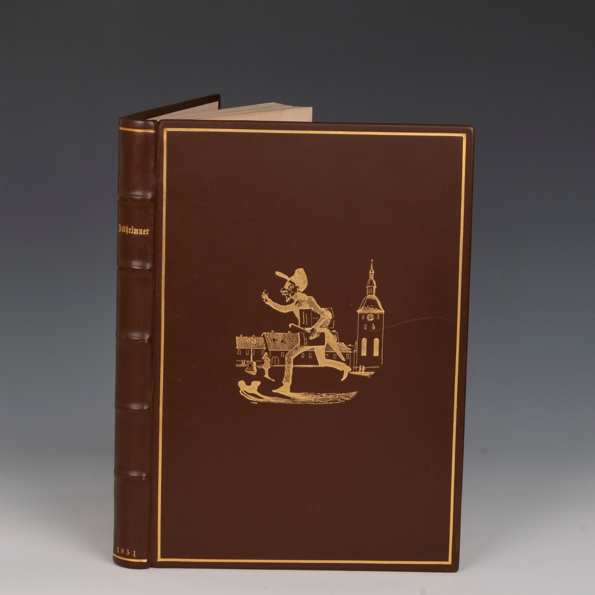 Komplett innbundet eksemplar av tidsskriftet Andhrimner/Manden. 

Fra protokollen: 
"Andhrimner" ("Manden"). Første Kvartal. Chr.a. 1851. 2 bl.+nr. 1-13 à 4 bl., 208 sp. - F. 4. 
"Andhrimner" ("Manden"). Andet Kvartal. Chr.a. 1851. 2 bl.+nr. 1-13 à 4 bl., 208 sp. - F. 4.
"Andhrimner" ("Manden"). Tredie Kvartal. Chr.a. 1851. 2 bl.+nr. 1-13 à 4 bl., 208 sp. - F. 4.  
Komplett bibliofil-exemplar i heilskinnsband (av bokb. R. Næss), komponera med vigneter av "Manden" paa utsida av fyrste perm (og paa loket av den papkapslen boki ligg i, laga einslestes), baade band og kapsel i brunt (kapslen i gulbrunt). (R. Berge)