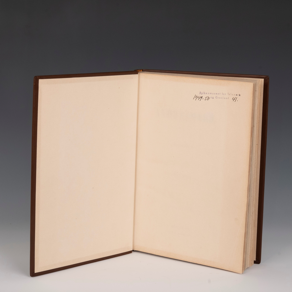 Komplett innbundet eksemplar av tidsskriftet Andhrimner/Manden. 

Fra protokollen: 
"Andhrimner" ("Manden"). Første Kvartal. Chr.a. 1851. 2 bl.+nr. 1-13 à 4 bl., 208 sp. - F. 4. 
"Andhrimner" ("Manden"). Andet Kvartal. Chr.a. 1851. 2 bl.+nr. 1-13 à 4 bl., 208 sp. - F. 4.
"Andhrimner" ("Manden"). Tredie Kvartal. Chr.a. 1851. 2 bl.+nr. 1-13 à 4 bl., 208 sp. - F. 4.  
Komplett bibliofil-exemplar i heilskinnsband (av bokb. R. Næss), komponera med vigneter av "Manden" paa utsida av fyrste perm (og paa loket av den papkapslen boki ligg i, laga einslestes), baade band og kapsel i brunt (kapslen i gulbrunt). (R. Berge)